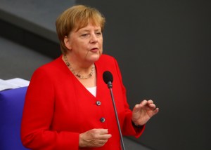 Canciller Merkel vuelve a sufrir temblores mientras recibe al presidente alemán