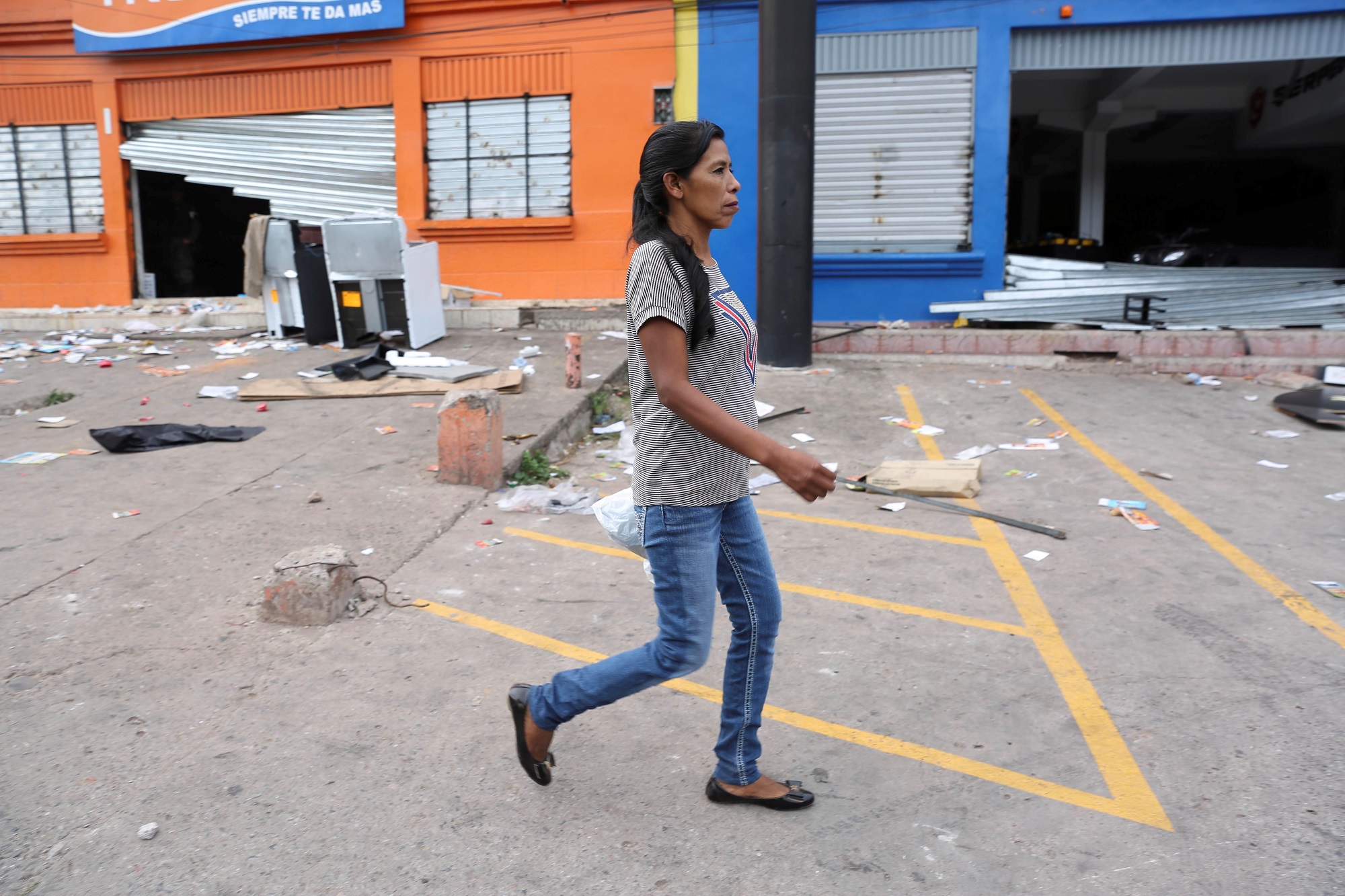 Dos muertos y una veintena de heridos en protestas violentas en Honduras