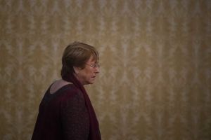 Bachelet llega a Chile para despedir a su madre pero debe cumplir cuarentena