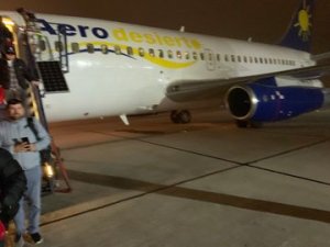 Evacúan de emergencia un avión con hinchas chilenos que iban a Brasil