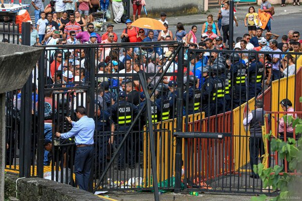 Manifestantes irrumpen en casa presidencial de Costa Rica y lanzan explosivo (VIDEO)