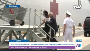 Momento en el que Pence ingresa al buque hospital previo a rueda de prensa para detallar zarpe a la región (VIDEO)
