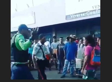 ¡Bochorno policial!: Policía SE MUELE a puños con un hombre en Puerto la Cruz (VIDEO)
