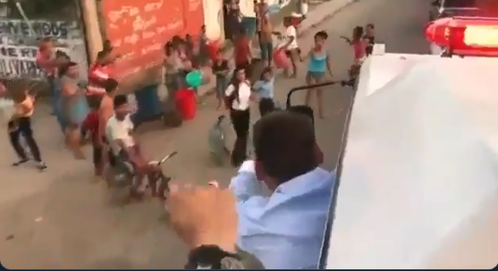 #EscombrosDeMaduro: Niños DESESPERADOS porque les mandaron UNA cisterna de agua (Video)