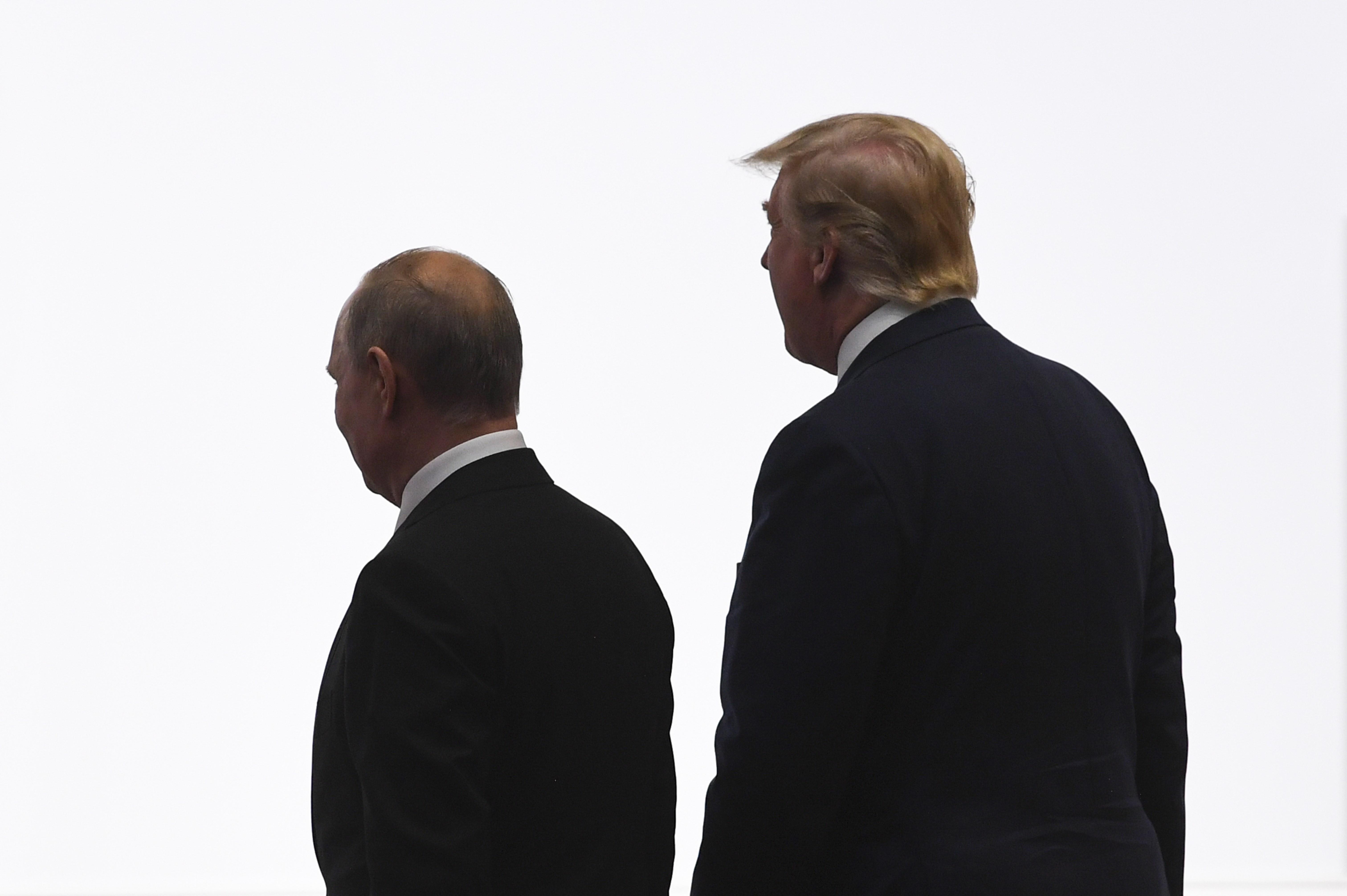 Trump se reúne con Putin y le pide sarcásticamente que no se meta en Estados Unidos