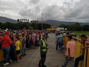 En el Puente Internacional Simón Bolívar esperan a los 59 colombianos deportados por el régimen de Maduro #29Jun