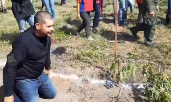 Omar Prieto se puso a dar brinquitos con los milicianos (video)
