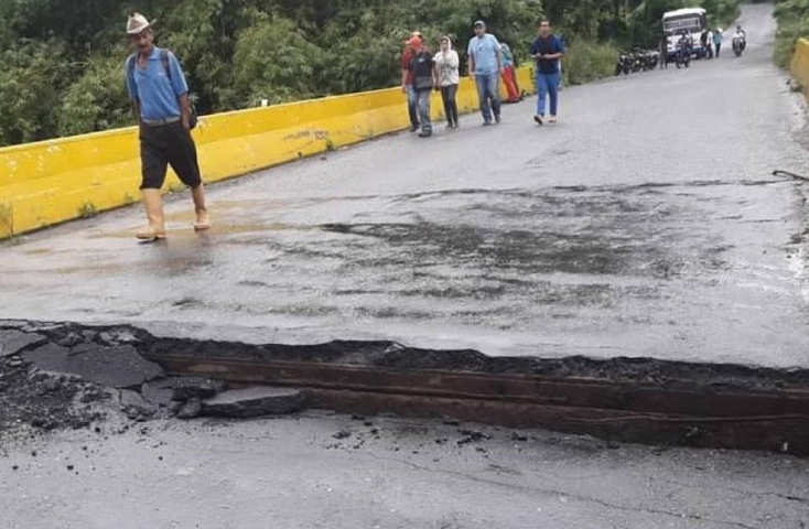 Colapsa puente que comunica a los estados Mérida y Táchira (Fotos)