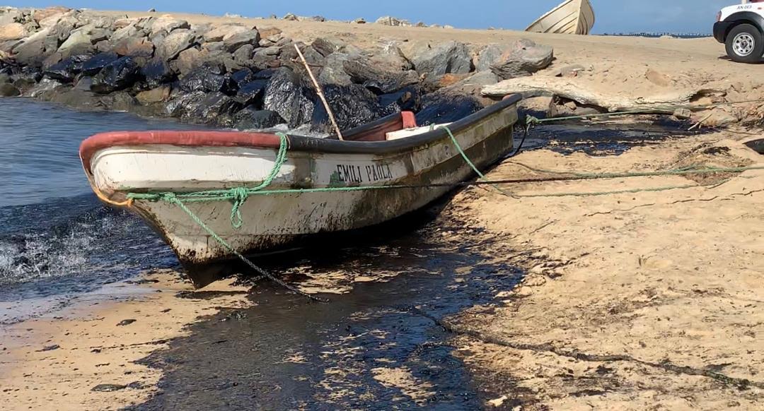 Diputado Carlos lozano: Playa Palma Sola en Carabobo está afectada por derrame de petróleo