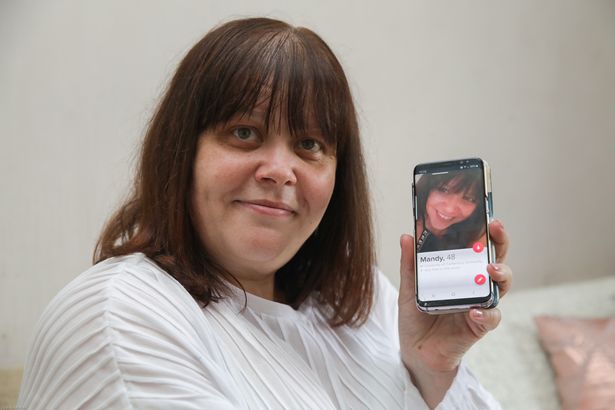 Es madre, tiene 48 años, pero su cáncer terminal no impide que busque a su príncipe azul en Tinder