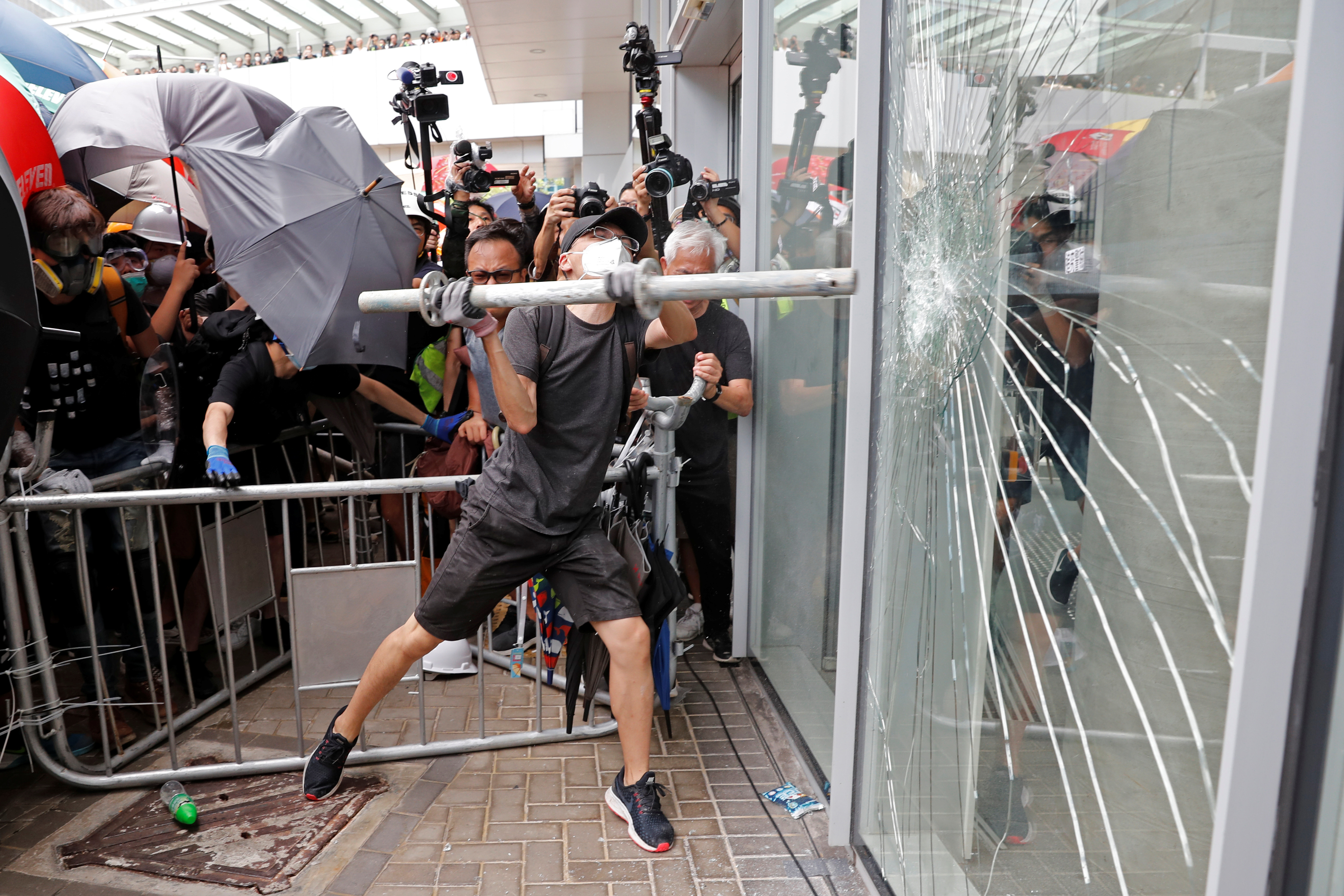 Cerrarán parlamento de Hong Kong para reparar daños del asalto