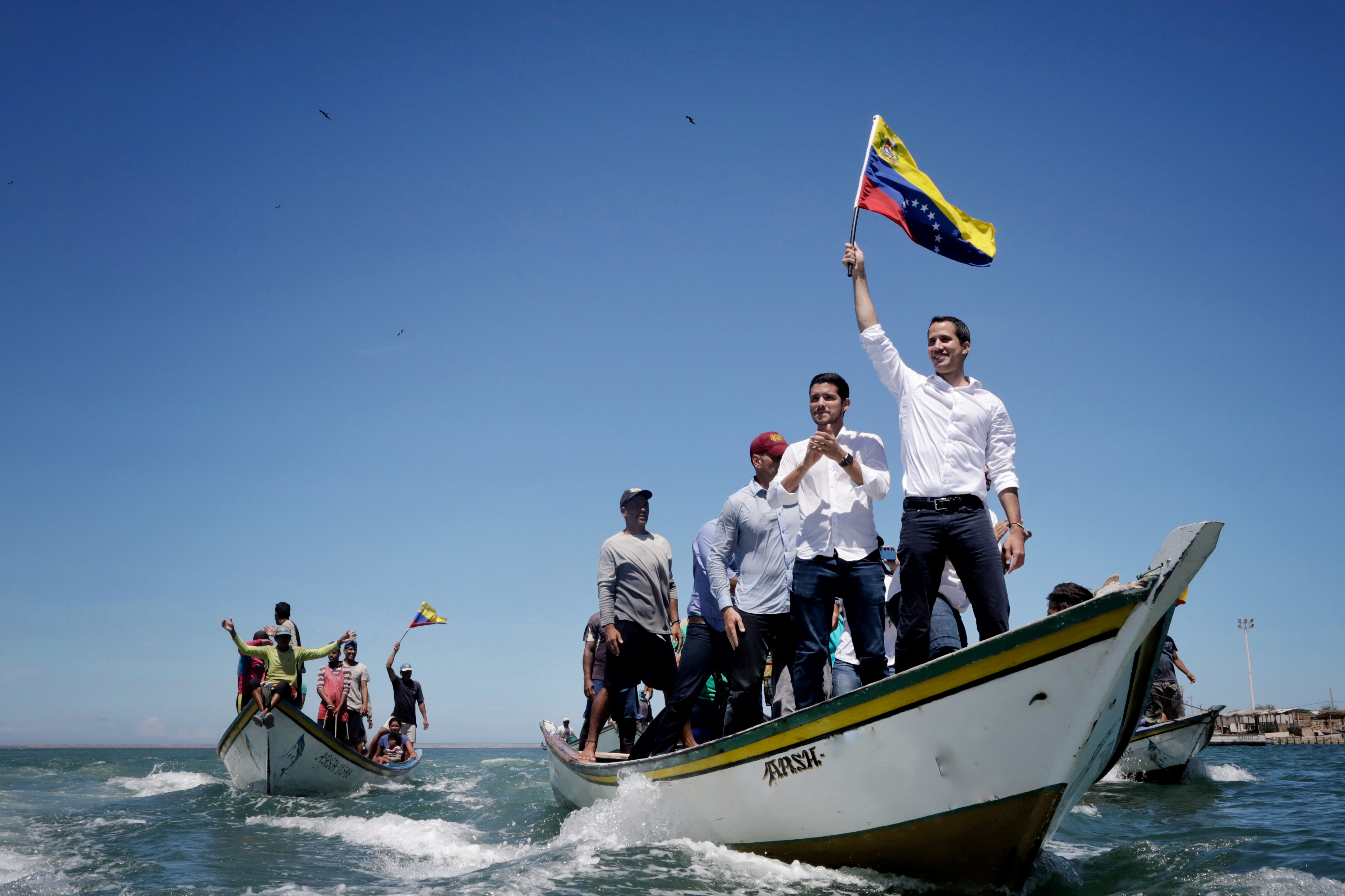 Juan Guaidó llega a Nueva Esparta ondeando la bandera desde un peñero (VIDEO)