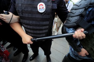 Tribunal ruso condenó a un estadounidense por “violencia” contra un policía