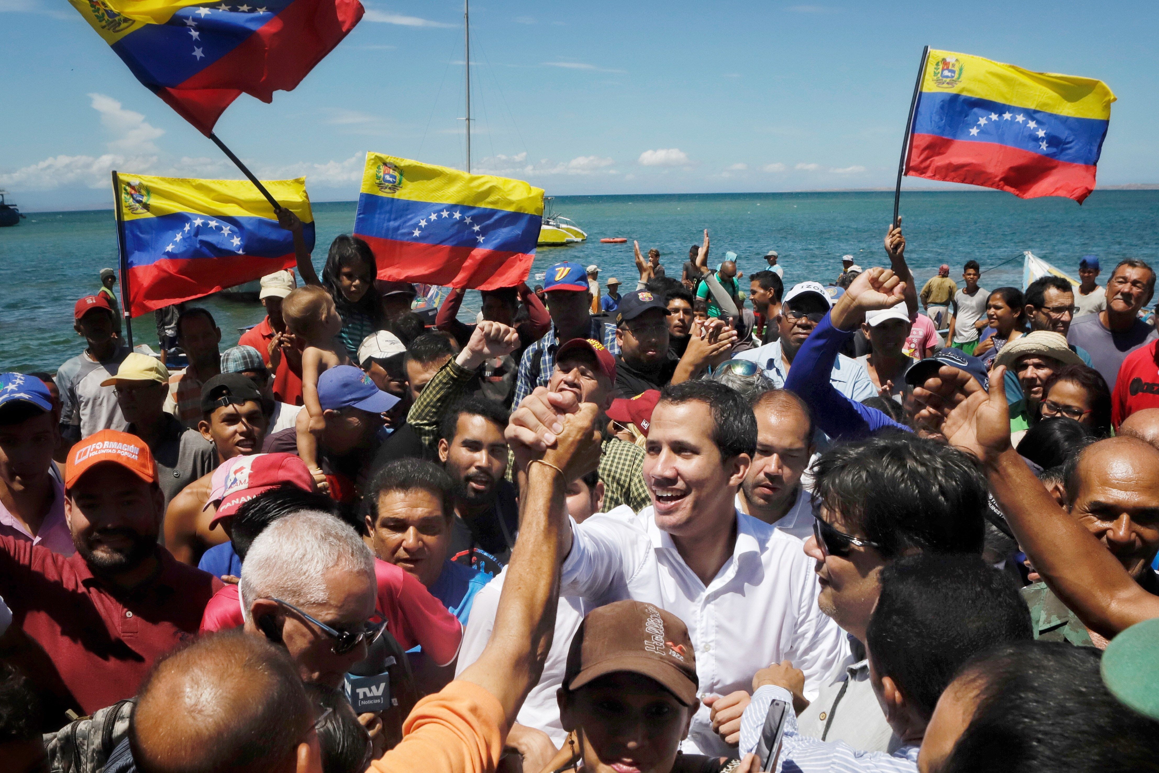 Guaidó explica por qué se dio un chapuzón al llegar a Nueva Esparta (Video)