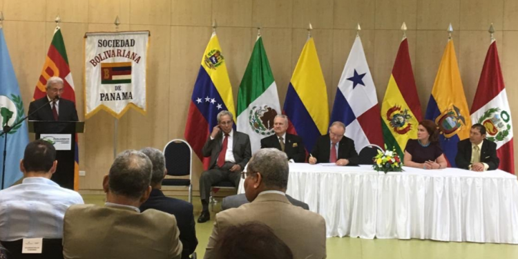 Embajada en Panamá celebró natalicio de Bolívar junto representantes panameños