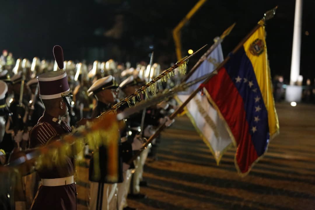 De madrugada… Izan la bandera en honor al 236° aniversario del natalicio de Simón Bolívar #24Jul