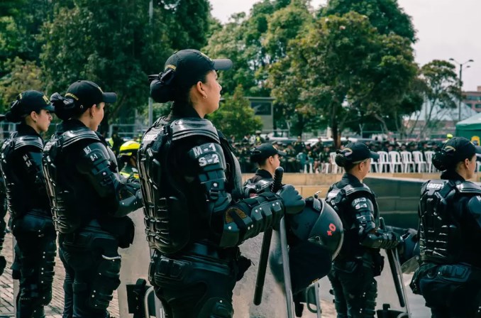 EN FOTOS: La sensual teniente falsa que enamoró a policías para estafarlos