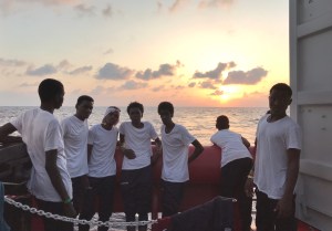 Más de 400 migrantes a bordo de dos barcos humanitarios en el Mediterráeno