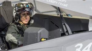 Se gradúa en el cuerpo de Marines la primera mujer piloto del caza furtivo F-35 (FOTOS)