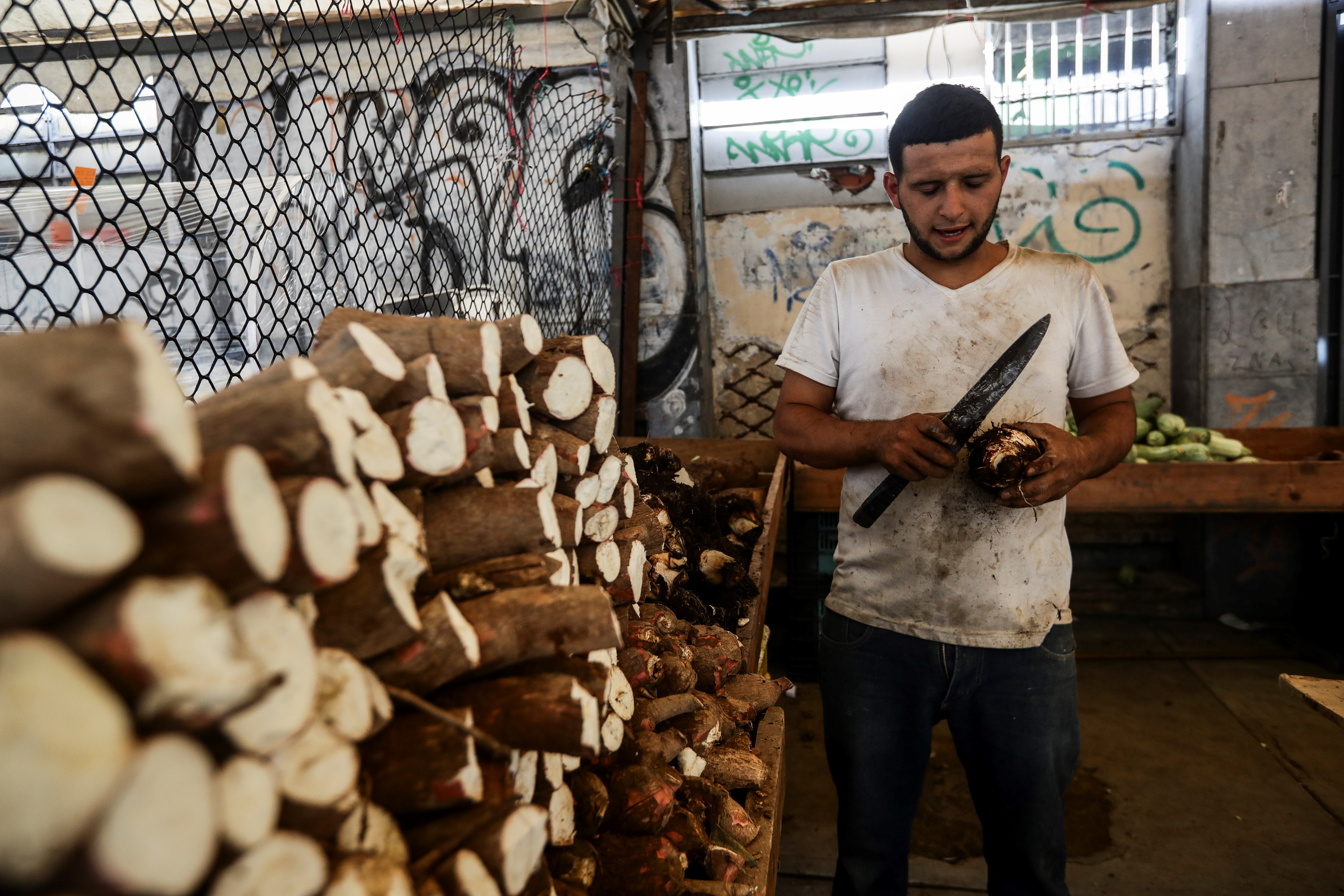 Venezolanos luchan para comprar alimentos: Inflación acumulada hasta septiembre fue de 3.326%