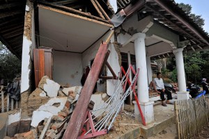 Cuatro muertos y más de 1.000 desplazados por terremoto de 6,9 en Indonesia