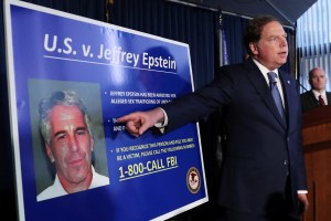 Supuesta esclava sexual de Epstein testificó que le ordenaron tener relaciones con políticos de EEUU cuando era menor