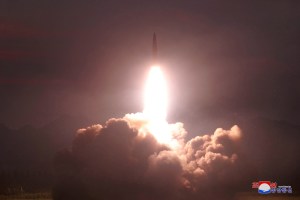 Corea del Norte dispara dos misiles en demostración de fuerza
