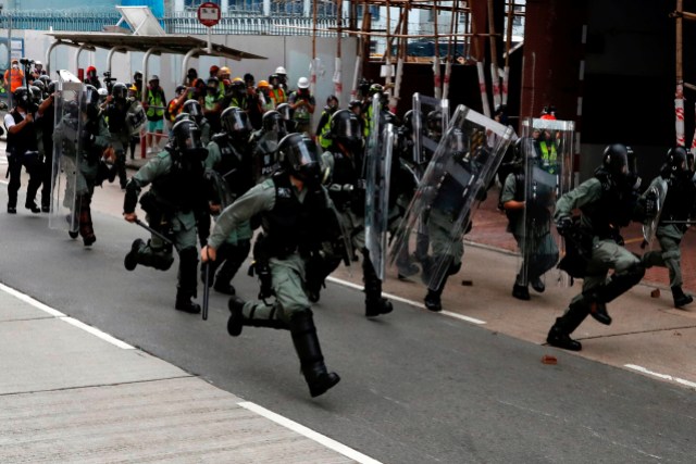  La policía antidisturbios corre para dispersar a los manifestantes contra la ley de extradición durante una protesta en Sham Shui Po en Hong Kong, China, el 11 de agosto de 2019. REUTERS / Tyrone Siu