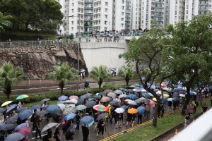 Miles de profesores marchan en Hong Kong para “proteger la próxima generación”