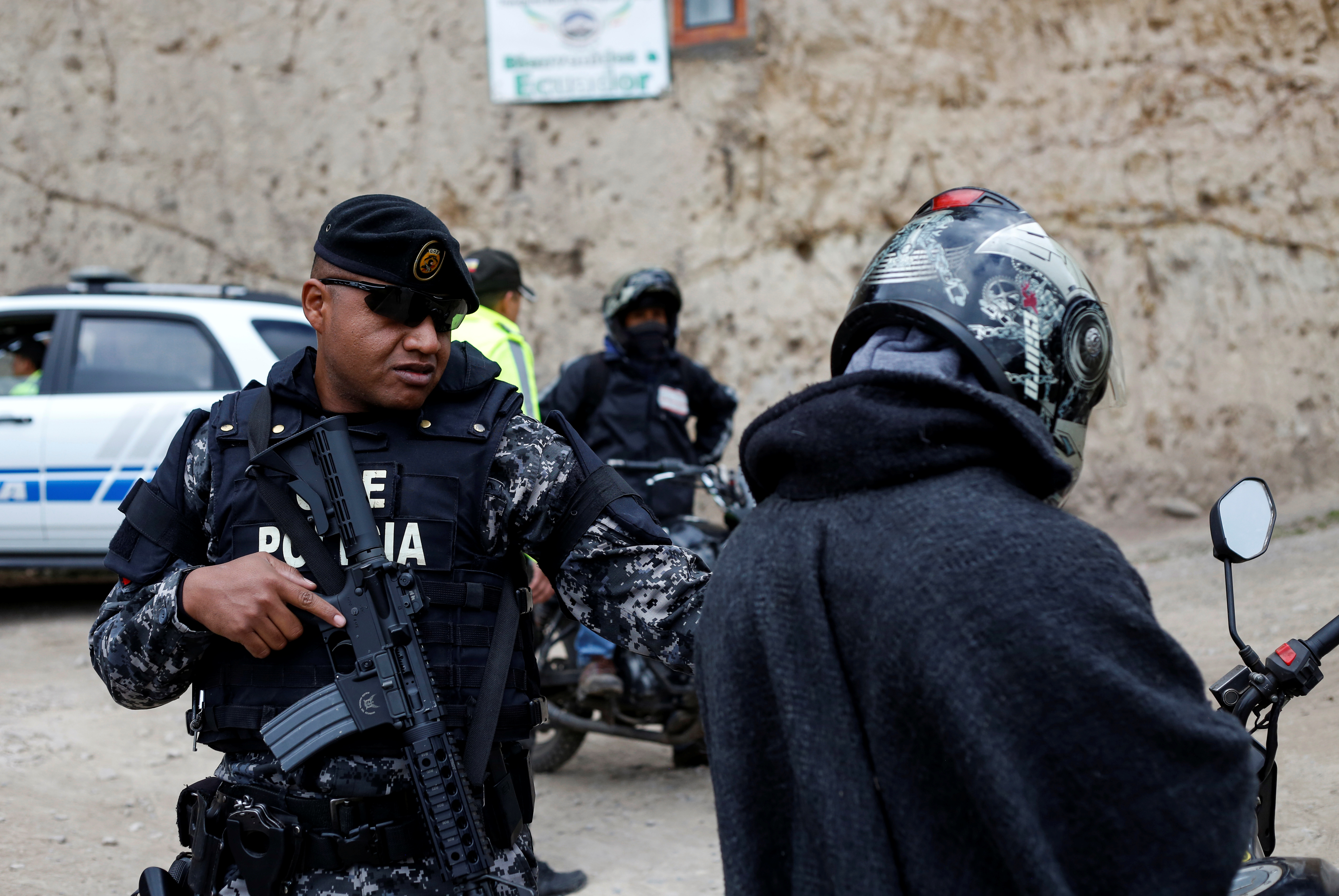 En Fotos: Policía de Ecuador intensifica el chequeo fronterizo tras restricciones a venezolanos