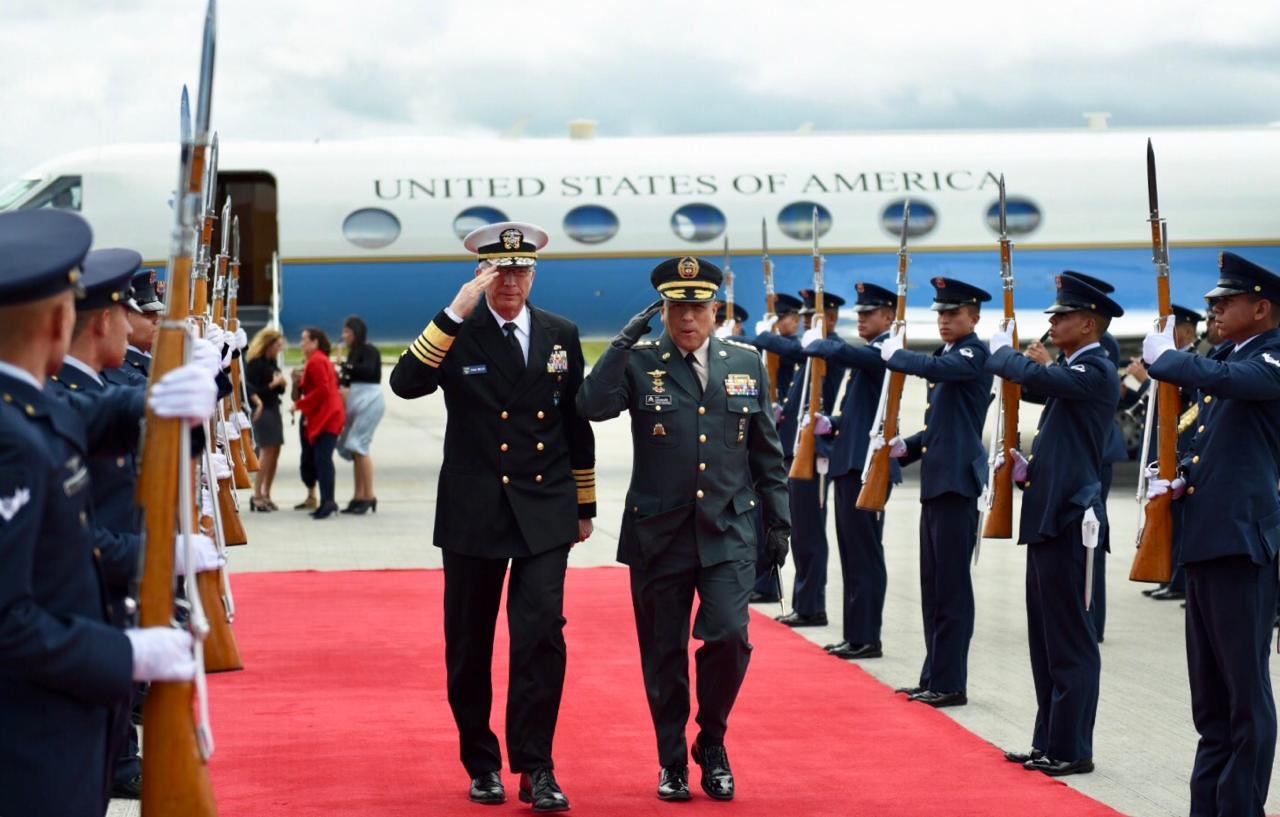 Jefe del Comando Sur se encuentra en Colombia para tratar “preocupaciones en la región” (FOTOS)