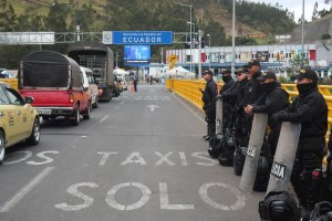 Policía colombiana toma frontera con Ecuador tras bloqueo a venezolanos