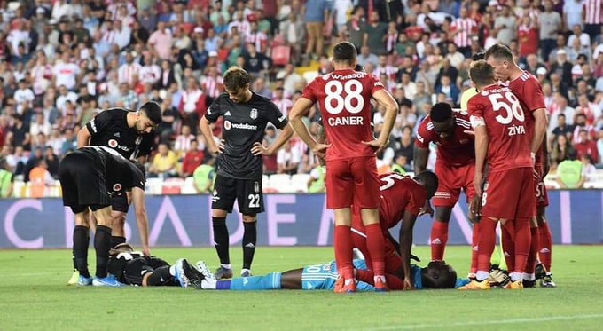 EN VIDEO: Un portero se desmaya dos veces tras chocar con un rival en un partido de fútbol