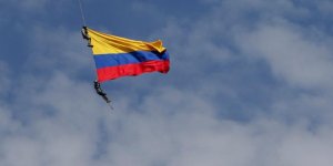 EN VIDEO: Dos militares mueren al caer de un helicóptero durante show aéreo en Colombia