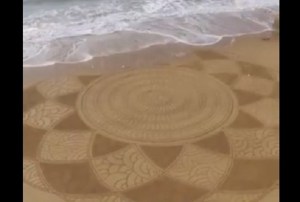 Lo más bello que verás hoy: El hombre que hace arte en la arena (VIDEO)