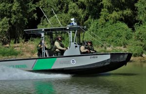 Barco de la patrulla fronteriza de EEUU recibió un ataque desde México (Fotos)