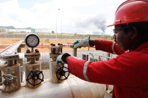 Chavismo promete, junto a China, aumentar producción de crudo en planta de Jose (Video)