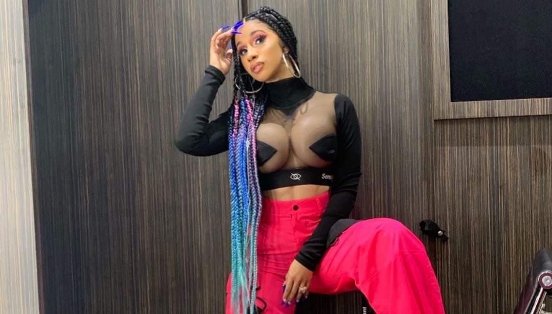 Con los “melones” al aire, Cardi B anuncia la fecha de su debut en la pantalla grande (FOTO)