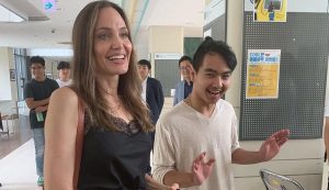 Angelina Jolie acompañó a su hijo en su primer día de universidad y esto fue lo que sucedió (VIDEO)