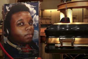 Padre de hombre negro asesinado por policía en 2014 pide respuestas en EEUU