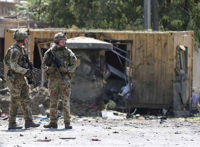 Las tropas extranjeras con la Misión de Apoyo Resolutivo liderada por la OTAN investigan en el sitio de un ataque suicida en Kabul, Afganistán, 5 de septiembre de 2019. REUTERS / Omar Sobhani