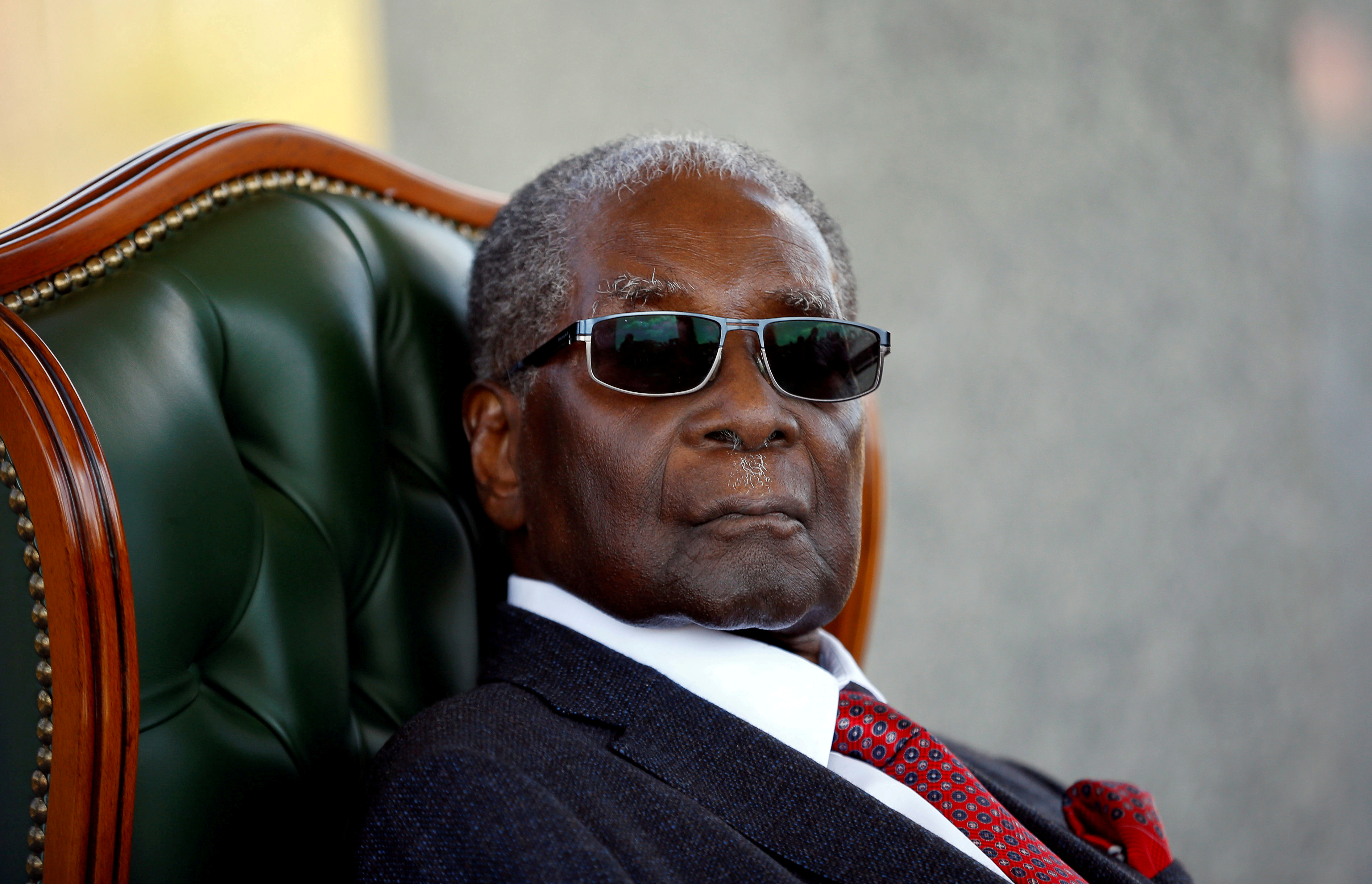 Mugabe dejó 10 millones de dólares, carros, casas y una granja sin testamento