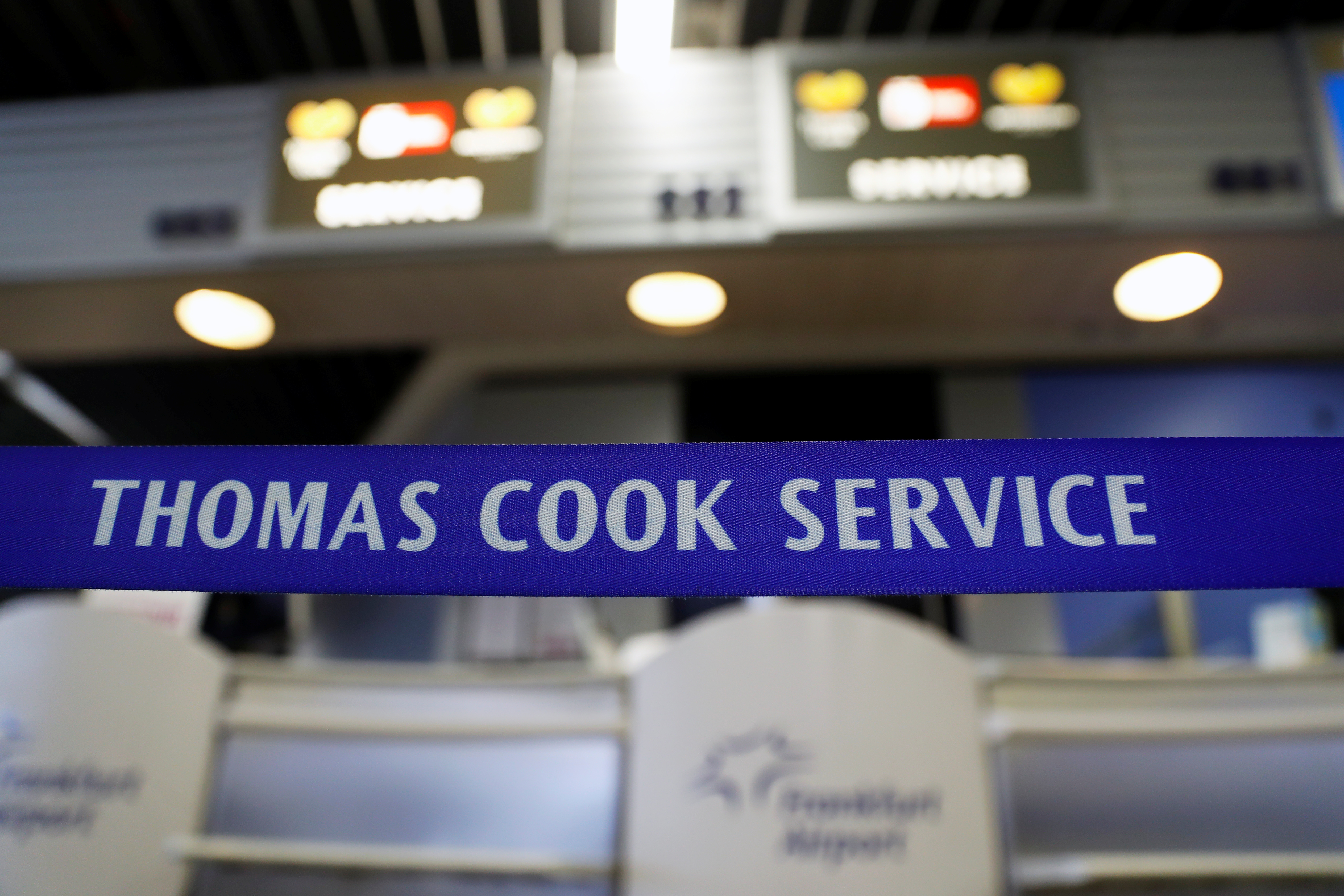 La empresa de viajes Thomas Cook quiebra y deja atrapados a cientos de miles de turistas