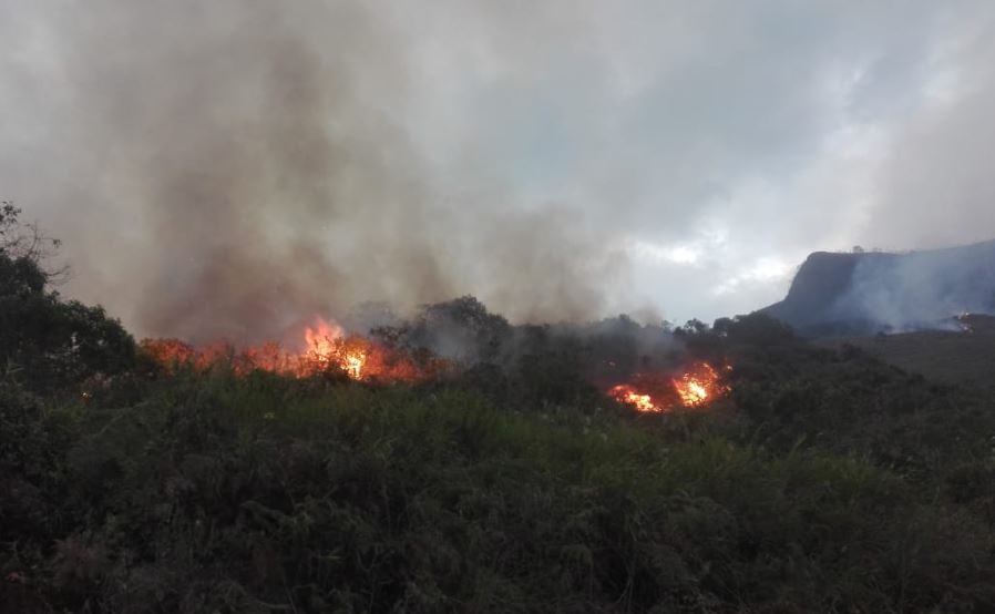Reportan fuerte incendio en zona montañosa de Cundinamarca, Colombia (VIdeo)