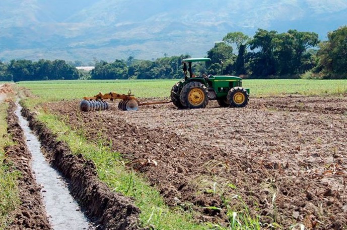 Sector agropecuario al borde del colapso definitivo por falta de gasolina