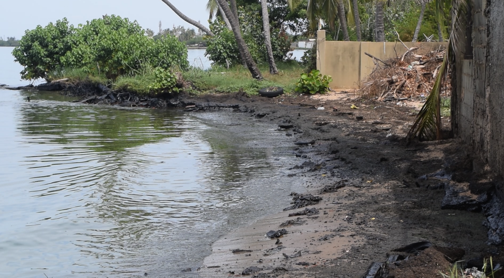Nuevo derrame petrolero tiene en suspenso al municipio Santa Rita en Zulia