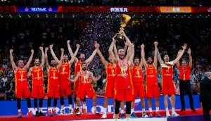 Deportistas españoles se rinden al título mundial de la selección de baloncesto