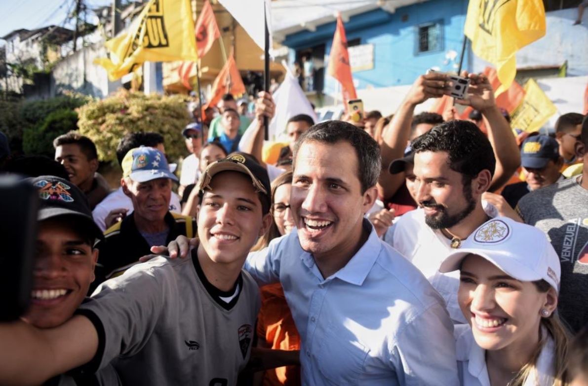 Guaidó abrazó al pueblo venezolano porque no tiene miedo a dar la cara (Video)
