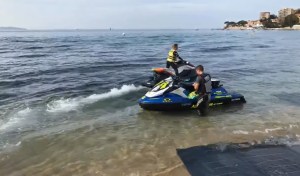 Delfines interrumpen la final del campeonato francés de jet ski