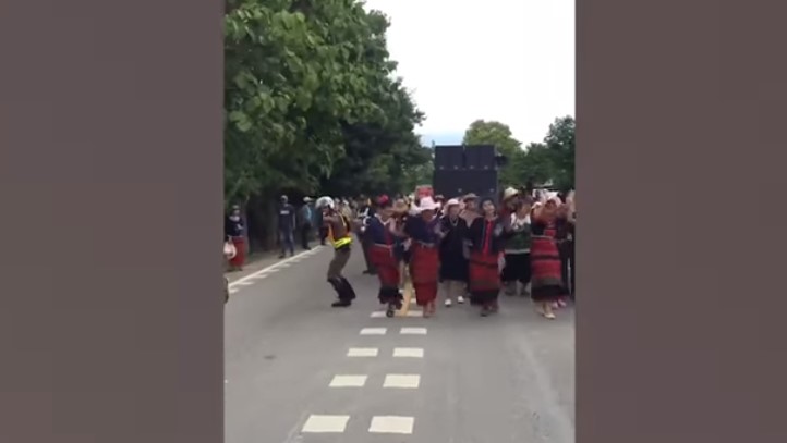 Video viral: Joven policía baila mientras dirige el tráfico en Tailandia